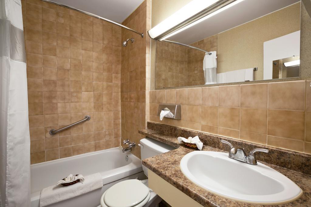Howard Johnson By Wyndham Cornwall Bilik gambar