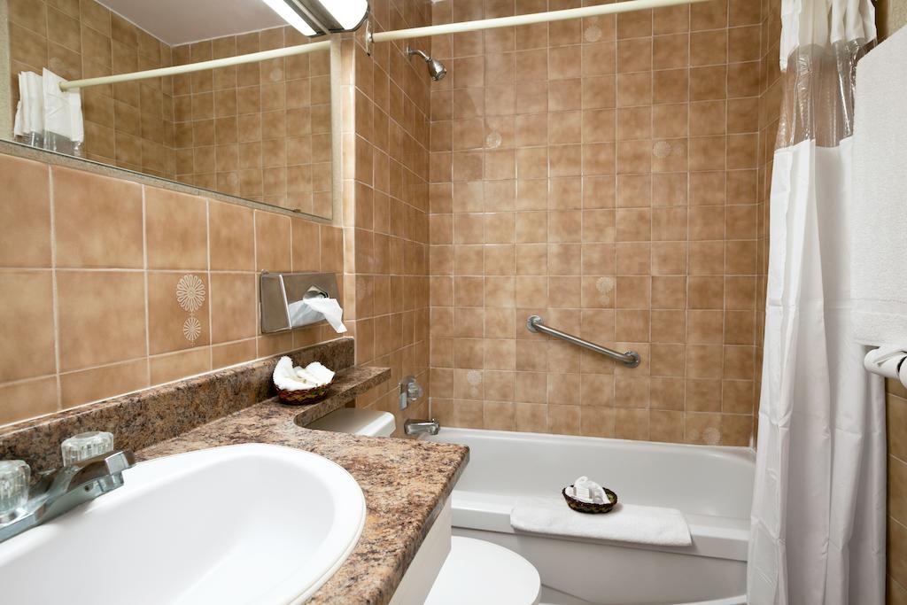 Howard Johnson By Wyndham Cornwall Bilik gambar